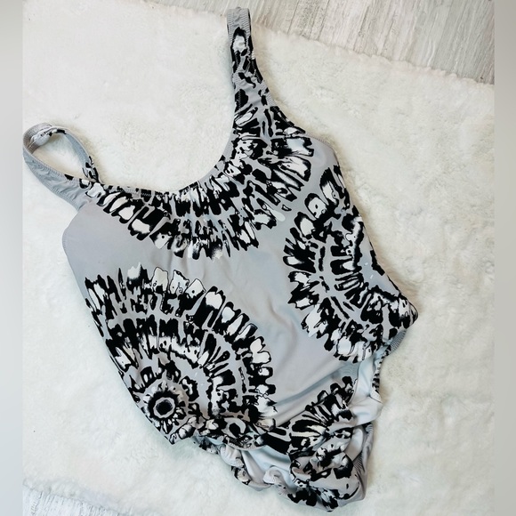 Ele Swims One Piece gray/black/white pattern swimsuit Large NWOT - Picture 1 of 7